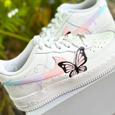 🎨Artwork: -Exactly as shown in the picture. -Fully hand painted. -Applied Special Acrylic Paint for Shoes and Finisher for more Durability.  -Waterproof and flexible. 👟Sneakers: -100 % Authentic Air Force 1 Sneakers, purchased at official stores in the US, then customized by hand.  📐Size: -C (Child) Y (Youth) W (Women) M (Men.) -Women's sizes might be converted into their equivalent Youth's or Men's: 6.5Y - 8W or 8.5M - 10W, for example. Please refer to the Size Guide. 📦What is included: -Ar Paint For Shoes, Air Force 1 Butterfly, Pastel Sneakers, Butterfly Pastel, Lv Sneakers, Email Message, High Tops Sneakers, Shadow Video, Unique Sneakers