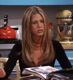 Honey Blonde 90s Hair, Jennifer Aniston 90s Hair Blowout, Jennifer Aniston Hair Color 90s, 90s Layered Hair Face Framing, Jennifer Aniston Hair Dark Brown, Jeniffer Aniston Hair 90s, Jennifer Aniston Bronde, Jen Aniston Outfits, Jennifer Aniston Hair Back View