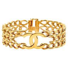 Chanel bracelet from the Spring Summer 1997 collection, composed of 3 chains in gilded metal adorned with the CC logo in the central motif, sliding closure with safety. Length (closed) 20.5 cm, width of the bracelet 2.2 cm, dimensions of the CC 3.3 x 2 cm. The bracelet is vintage, delivered without invoice or original packaging, brand and year stamp is difficult to read, but it is perfectly authentic and in excellent condition, well gilded, superb on the wrist. This item is perfect worn with a beautiful Hermès Kelly, Birkin or Constance bag, a beautiful Chanel necklace or a beautiful Dior brooch, a pair of Gucci glasses, and a Saint Laurent or Céline cape... Chanel Cuff Bracelet, Chanel Cuff, Chanel Bracelet, Vintage Chanel Bag, Hermes Bracelet, Gucci Glasses, Chanel Necklace, Chanel Collection, Sea Pearls