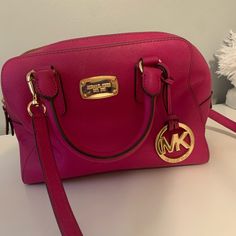 Does Michael Kors Purse Is Basically Brand New And Is Barely Used. It Is In Perfect Condition And It Is Perfect For The Upcoming Spring Season! Michael Kors Bedford, Michael Kors Mercer, Pink Crossbody Bag, Michael Kors Crossbody Bag, Michael Kors Purse, Pink Handbags, Crossbody Tote Bag, Michael Kors Crossbody, Leather Handbags Crossbody