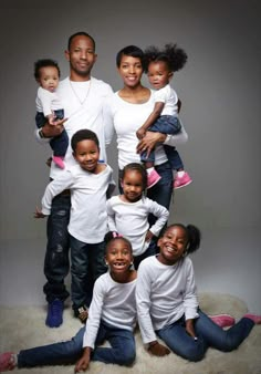 Family Of 13 Photoshoot, Black Family Tree Wallpaper, Black Family Pictures, Family Tree Wallpaper, 13 Photoshoot, Black Family Tree, Black Family Photoshoot, African American Family