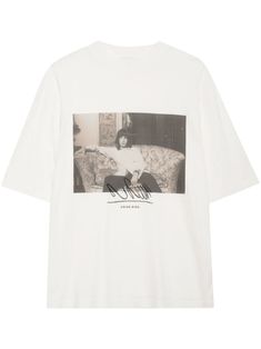 ivory white/black organic cotton jersey texture graphic print to the front crew neck short sleeves straight hem Effortless Fall Outfits, Perfect White Tee, Mick Jagger, Organic Materials, Anine Bing, 로고 디자인, Ivory White, T-shirt Polos, Oversized Tshirt