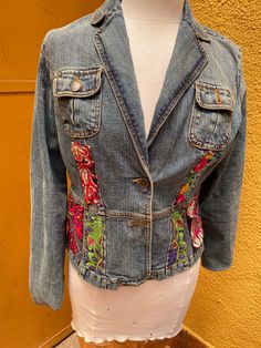 Gorgeous jeans jacket Fitted Bohemian Denim Jacket With Floral Embroidery, Fitted Long Sleeve Denim Jacket For Festival, Fitted Denim Jacket With Multicolor Embroidery, Fitted Cotton Outerwear With Multicolor Embroidery, Fitted Multicolor Embroidered Outerwear With Pockets, Huipil Pattern, Dipper Bag, Convertible Bags, Jeans Jacket