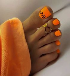 Beach Summer Toe Nails 2024: The Ultimate Style Guide for Your Feet in the Sand Pedicure Ideas Orange, Sunset Toe Nails, Tow Nail Designs, Gel Toes Ideas Summer, Pedicures 2024, Orange Toe Nail Designs, Fun Pedicure Ideas, Orange Pedicure Ideas