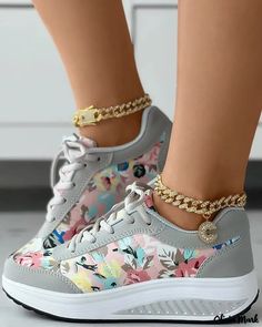 Olivia Mark - Floral print lace-up sneakers Wedge Sneaker, Curvy Fashion, Olivia Mark, Sneakers Black, Pink Grey, High Top Sneakers, Heel Height, Baskets, Black And Grey