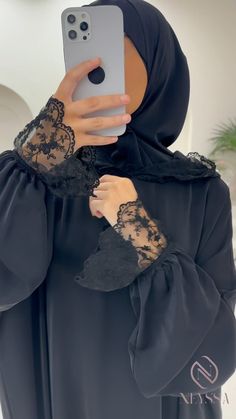 ‏‎NEYSSA® Vêtements femme modest fashion‎‏ | ‏‎Le matin de l’aïd ou meme pour son trousseau en tant que future mariée c’est juste magnifique 😍 abaya hijab intégré avec capuche et...‎‏ | Instagram Simple Abaya Black, Ramadan Outfit, Abaya Black, Cute Quick Hairstyles, Hijab Designs