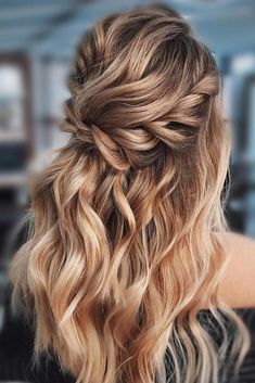 So eine schöne Brautfrisur ❤ Offene wellige Haare mit Flechtzopf in Szene setzen | Leichte Dauerwelle und einen Teil der Haare flechten | Frisur für die Braut zur Hochzeit oder Hochzeitsparty am Abend | Elegante Haare mit leichten Wellen | Frisurideen elegant & modern #wedding #bride #hair #hairs #glitter #waves #open #trend #trends #fashion #style #styling Trend Hairstyle, Glamorous Wedding Hair, Wedding Hair Trends, Wedding Hair Half, Fesyen Rambut, Best Wedding Hairstyles, Bride Hair