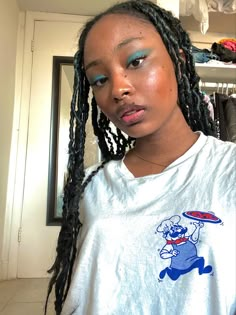 Sza Star Makeup Look, Black Women Grunge Makeup, Dark Skin Grunge Makeup, Etheral Make Up Black Women, Fairycore Makeup Black Women, Natural Glowy Makeup, Funky Makeup, Makeup Tut, Cool Makeup Looks