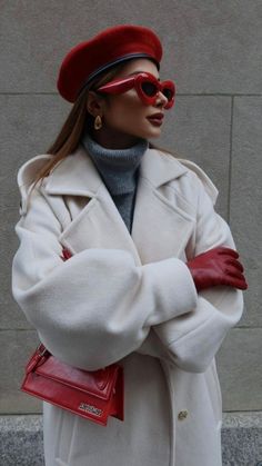 Mini Jacquemus, Glamouröse Outfits, Cream Coat, Mode Editorials, Jacquemus Bag, Classy Winter Outfits, Winter Fashion Outfits Casual, Chic Coat