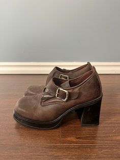 "Stunning 90s brown leather chunky heels! Size 6 US Women's / 37 Brand - Stone Ridge by Aldo Era - 90s Great Vintage Condition (FLAW - some minor wear on the buckle and the heels) Made in Italy Measurements: Insole - 9\" Outsole - 9.5\" Heel height - 3.25\" Width (ball of foot) - 4\" Please let me know if you have any questions!" 90s Heels, 1990s Shoes, 90s Shoes, Hogwarts Dr, Shoe Shelf, 1990s Fashion, Brown Heels, Buckle Shoes, Leather Buckle