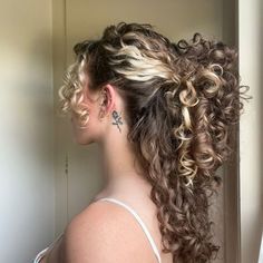 Face Framing Color Curly Hair, Beige Balayage Curly Hair, Long Curly Colored Hair, Brunette With Blonde Highlights Curly, Highlights For Brown Hair Curly, Two Toned Hair Curly, Hair Colour Ideas For Curly Hair, Curly Money Piece Hair, Curly Hair With Blonde Streaks