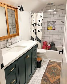 the bathroom is decorated in black and white with an elm street rug on the floor