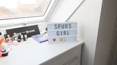 there is a sign that says spur's girl on the counter next to it