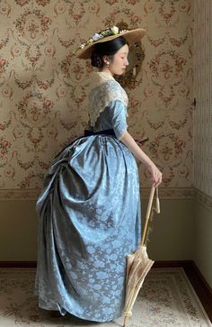 This stunning Regency Era Blue JACQUARD CORSET Dress with Lace Long Sleeve is perfect for any special occasion! Crafted from high-quality blue brocade fabric and detailed with lace on the long sleeves, this beautiful dress is sure to turn heads. The bodice features a figure-flattering cut with a high waistline and the skirt drapes gracefully down to the ankles. The dress comes in plus sizes, so it is sure to fit and flatter all body types. The Regency Era Blue Brocade Day Dress is an elegant cho 1800s Dresses Casual, 1800s Dresses, 1820 Fashion, Regency Ball, 18th Century Costume, 1800s Fashion, Gown Plus Size, Timeless Wardrobe, Regency Era