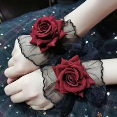 Ghost Flowers, Décor Steampunk, Mode Steampunk, Wrist Flowers, White Sleeves, Elegante Y Chic, Gothic Rose, Flower Sleeve, White Ghost