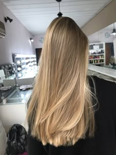 Rambut Brunette, Summer Blonde Hair, Brown Hair Balayage, Blonde Hair Shades, Light Hair Color