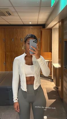 Gym Wear Black Women, Simple Workout Outfits, Gym Fits Black Women, Basic Gym Outfits, Gym Outfit Black Women, Workout Outfits Black Women, Gym Outfits Black Women, Navy Leggings Outfit, Legging Outfit Ideas