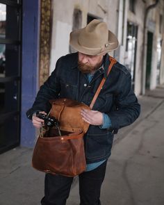 Leather Bags For Men, Sewing Station, Messenger Bag Leather, Diy Leather Bag, Horween Leather, The Messenger, Bags For Men, Mens Leather Bag, Leather Messenger Bag