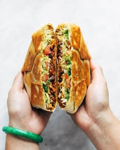 This vegan crunchwrap is INSANE! Stuff this bad boy with whatever you like - I made it with sofritas tofu and cashew queso - and wrap it up, fry, and devour! Favorite vegan recipe to date. #vegan #veganrecipe #crunchwrap #vegancrunchwrap #sofritas #cashewqueso | pinchofyum.com Cashew Queso, Crunchwrap Supreme, Crunch Wrap, Makanan Diet, Idee Pasto Sano, Vegan Lunch