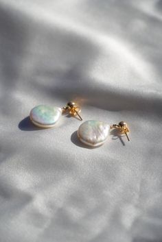 (PREORDER average send time is: 1-2 weeks) The Luna pearl earrings are handcrafted with natural baroque freshwater pearls and speckled gold-filled earring studs. Add some classic elegance to your look with the Luna necklace to match. Pearl Size: Approx. 19mm 14k gold-filled speckled studs Natural freshwater pearl Hypoallergenic, suitable for even the most sensitive skin Each piece is delivered in an eco friendly silk bag made from surplus material Packaging made from 100% recycled material What Timeless Pearl Chain Earrings As Gift, Timeless Pearl Chain Earrings For Gift, Gift Pearl White Baroque Pearl Earrings, Pearl White Baroque Pearl Earrings As Gift, Pearl White Baroque Pearl Earrings For Gifts, Gift Baroque Pearl Earrings In Pearl White, Yellow Gold Baroque Pearl Earrings Gift, Gift Pearl Drop Earrings With Baroque Pearls, Minimalist Baroque Pearl Earrings For Gift