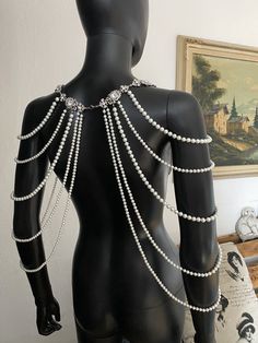 This glass pearl necklace for the shoulders can fit any sleeveless wedding dress. vintage inspired shoulders necklace is completely comfortable, functional and wearable. It is a breathtaking and extensive necklace with a statement on your shoulder beautifully from all sides. The whole piece does not have a fabric backbone or chains; only carefully detailed hand-made beads with pearls. Elegantly ornate design, combined with an intense and dazzling shine of silver and crystals. Everyone is asking Jóias Body Chains, Pearl Backdrop, Backdrop Necklace Wedding, Backdrop Necklace, Shoulder Jewelry, Body Necklace, Shoulder Necklace, Perhiasan India, Backdrops Necklace