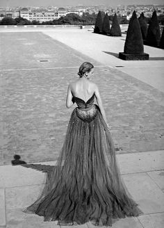 Model in sequined tulle evening gown by Christian Dior, 1950 Dior 1950, Christian Dior Gowns, Mid Term, Glamour Vintage