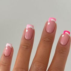 Pink Christmas Nails Santa Hat, Christmas Idea Nails, Santa Hat Nails Pink, Christmas Nail Ideas Santa Hat, Pink Nails Christmas Short, Pretty Nails Christmas, Pink Nail Designs Christmas, Cute Short Easy Nails, Nail Inspiration Holiday