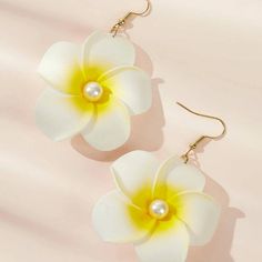 Beautiful & Lightweight White/Yellow Flower With Pearl Center Brand New Flower Drop Earrings, Yellow Flower, Summer Floral, Floral Earrings, Earrings Color, Gold Style, Buying Gifts, Flower Earrings, Yellow Flowers