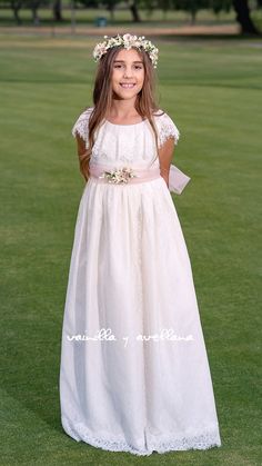 Bohemian and romantic style dress special for First Communion in ivory color made all of lace with a ruffle at the neckline. It comes accompanied by a rosewood-colored belt and natural flower decoration. Includes matching crown with dress decoration. Elegant Confirmation Dress With Lace Sleeves, Elegant Cream Lace Dress For Confirmation, Elegant Dress With Lace Sleeves For Confirmation, Elegant Lace Bodice Dress For Confirmation, Elegant Lace Dress With Lace Bodice For Confirmation, Elegant Scalloped Lace Dress For Confirmation, Elegant Confirmation Lace Dress With Lace Trim, Elegant Lace Dress With Lace Trim For Confirmation, Romantic Style Dress