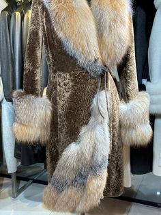 Luxury Coat, Luxury Gifts For Women, Women Coat, Womens Jackets, Winter Jackets Women, Fox Fur, Fur Collar, Fur Collars, Gift For Women