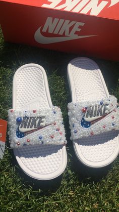 Bedazzled Slides, Slides Nike, Bling Flip Flops, Crocs Fashion, Diy Slippers