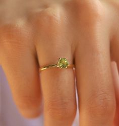 Sarah Vibes, Peridot Birthstone Ring, Peridot Rings, Jewelry Necklace Simple, Custom Birthstone Ring, Wire Jewelry Rings, Birthstone Rings, Green Stone Rings, Gold Gemstone Ring