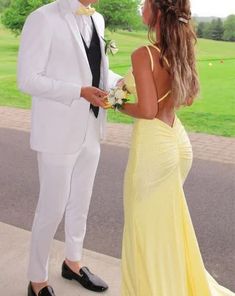 Prom Dresses Shiny, Formal Dress Pictures, Mermaid Yellow, Yellow Prom Dresses, Prom Dresses Backless, Estilo Jenner, Yellow Mermaid, Evening Formal Dresses, Yellow Prom