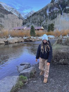 South Dakota Winter Outfits, Mountain Weather Outfit, Hiking Outfit Winter Mountain Cold Weather, Pigeon Forge Outfits Winter, Fall Camping Outfits Aesthetic, Camping Outfits Winter Cold Weather, Colorado November Trip Outfits, Cabin Winter Outfit, Cute Cold Hiking Outfits