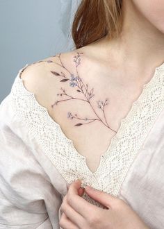 Botanisches Tattoo, Tattoo Appointment, Small Shoulder Tattoos, Vine Tattoos, Inspiration Tattoos, Tattoos Geometric, Tato Lengan, Shoulder Tattoos For Women, Dainty Tattoos