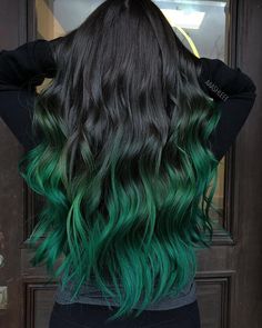 imagen descubierto por Hair & Hairstyles. Descubre (¡y guarda!) tus propias imágenes y videos en We Heart It Iroiro Forest Green Hair, Green And Black Hair, Black And Green Hair, Trendy We Fryzurach, Dark Green Hair, Dyed Tips, Hair Color Underneath, Hair Color Options, Teal Hair