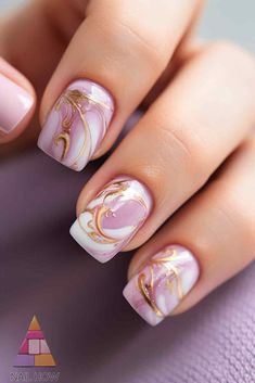 Delicate swirled pink and white nails with golden details - elegant pink summer nail art ideas to try. Visit nailhow.com for tutorials. Nails With Golden Details, Nail Art With Glitter, Art With Glitter, Summer Nail Art Ideas, Pink And White Nails