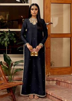 ✨Black raw silk long kameez, salwar kameez, beaded silk suit, kurti pant suit set, plus size salwar kameez,elegant party wear dress, indian salwar kameez ✨This beautiful raw silk dress has elegant hand work of beads and sequin embroidery over the neck, sleeves and hem line. This dress has straight silk pant with matching dupatta ✨We stitched outfit with lot of care, so that our customers should not have any issues regarding finishing and fitting. ✨This dress can be customise in any other colour Black Indian Dress, Raw Silk Dress, Kameez Designs, Velvet Dress Designs, Pakistani Fancy Dresses, Pakistani Fashion Party Wear, Salwar Kamiz, Kurti Designs Party Wear, Party Kleidung