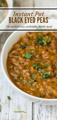 Side photograph of a white bowl with cooked black eyed peas soup, garnished with cilantro. Easy Black Eyed Peas, Vegan Black Eyed Peas Recipe, Vegan Black Eyed Peas, Instant Pot Easy, Healthy Curry, Black Eyed Peas Recipe, Recipe Instant Pot, Vegan Curry Recipes