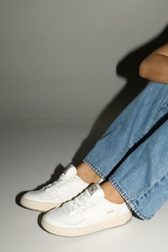 Discover Gola Challenge women's sneakers, a retro-modern mix with thick soles and 80s tennis-inspired styling. Gola Sneakers Outfit, 80s Tennis, Gola Sneakers, Summer Lookbook, Women's Sneakers, Sneakers Outfit, Retro Modern, White Shop, White Sneakers