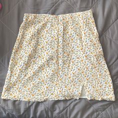 Brand: Hollister Size: Small Quality: Never Worn - This Is A Yellow Floral High Rise Cute Skirt I Bought From Hollister. I Never Wore It Because I Couldn’t Find A Cute Top With It. Hopefully One Of You Creative People Will Be Able To Match It And Wear It. High Rise Skirt Outfit, Floral Print Pencil Mini Skirt For Summer, Floral Print Pencil Skirt For Day Out, Casual Pencil Skirt With Floral Print, Casual Floral Print Pencil Skirt, Skirts Floral, Gingham Jacket, High Rise Skirt, Denim Belt