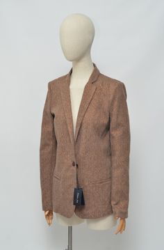 Patrizia Pepe Luxury Wmns Brown Wool Knitted Blazer Jacket Made in Italy Size: 46 Material: 58% Virgin wool 18% Nylon 15% Acrylic 15% Polyester Condition: 10/10 New with tags! Measurements: Chest (pit-to-pit): 19,7'' (50 cm) Across shoulder seams: 16,5'' (42 cm) Rear length from collar seam to hem: 27,6'' (70 cm) Sleeve from shoulder seam: 26,4'' (67 cm) Important notes: Clothing may have been altered from its original size. Items are sold based on tagged sizes; the measurements are provided as Tailored Fall Cardigan For Work, Winter Fitted Notch Lapel Cardigan, Fitted Notch Lapel Cardigan For Winter, Tailored Lapel Collar Cardigan For Winter, Winter Fitted Cardigan With Notch Lapel, Tailored Winter Cardigan With Lapel Collar, Tailored Single-breasted Winter Cardigan, Tailored Cardigan For Winter Business Casual, Tailored Cardigan For Business Casual In Winter