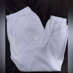 Size Xl Literally Brand New, Took Off Tags And Never Wore Them. Originally $60 If You Would Like More Picture Feel Free To Ask. I’m Willing To Negotiate, Send An Offer. Nike Fleece Sweatpants, Nike Pants Mens, Caramel Drinks, Yellow Sweatpants, Nike Clothes, Bday List, Nike Sportswear Club Fleece, Western Clothes, Nike Pro Leggings