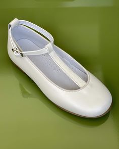 Beautiful and comfortable Spanish shoes for girls to wear on special occasions, such as the first communion. Please refer to the size conversion table. 100% leather Made in Spain Final sale, no exchanges nor returns will be availble White Mary Jane Ballet Flats With Round Toe, White Mary Jane Ballet Flats With Closed Toe, White Mary Jane Closed Toe Ballet Flats, White Closed Toe Mary Jane Ballet Flats, Classic White Flat Mary Janes, Formal White Ballet Flats With Removable Insole, White Closed Toe Ballet Flats With Rubber Sole, White Closed Toe Mary Janes With Removable Insole, White Flat Leather Shoes With Removable Insole