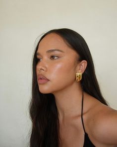 Introducing the newest addition to our collection: Bar Gold, a uniquely shaped square earring designed to mimic the luxurious comfort of a pillow. It's simple yet bold and will take you from day to night. The Bar earrings slot in perfectly to your capsule wardrobe. Also available in Silver. Black Female Luxury, Edgy Gold Earrings For Party, Chunky Gold Earrings Stack, Chic Gold Square Frame Sunglasses, Clean Portrait, Hailey Bieber Gold Earrings, Golden Hoops Hailey Bieber, Brand Deals, Large Stud Earrings