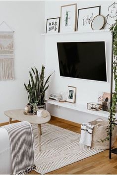 Here are some modern boho tv room design ideas. we hope you like it. Post Reference, Tv Mounted, Minimalist Living Room Design, Bright Living Room, Bilik Tidur, Small Apartment Living, Bedroom Decorating