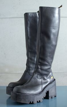 Hold/reserved unique BUFFALO platform boots. True 90s vintage 40 EUR, 9 US WOMEN, 7 UK WOMEN condition: excellent high quality leather made in Spain Black Boots Chunky, Vintage Black Boots, 90s Boots, Steampunk Boots, Goth Boots, Womens Booties, Star Boots, Boots Vintage, Black Platform Boots