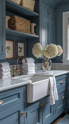 Are you looking for elegant and visually appealing ways to elevate your laundry room? Get inspired by these super chic laundry room ideas. Navy Blue Laundry Room Cabinets, Laundry Room Painted Cabinets, Luxe Laundry Room, Chic Laundry Room Ideas, Luxe Farmhouse, Laundry Wallpaper, Chic Laundry Room, Blue Laundry Room, Wallpaper Laundry Room