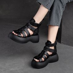 Genero: Mujer
 Tipo: Botas
 Materiales principales: Piel de vaca
 Plantilla: Piel De Cerdo
 Suela: Caucho
 Tipo de Cierre: Cinta Velcro
 Estilo: Diario, Informal, Retro
 Temporada: Verano
 Altura Tacón: Alto (6 cm) Wedge Sandals With Thick Bottom And Round Toe, Casual Leather Wedge Sandals With Thick Bottom, Leather Wedge Sandals With Thick Bottom For Spring, Trendy Leather Wedge Sandals With Thick Bottom, Spring Leather Wedge Sandals With Thick Bottom, Trendy Leather Wedge Sandals With Thick Sole, Black Closed Toe Wedge Sandals With Chunky Platform, Edgy Wedge Sandals With Round Toe For Summer, Edgy Summer Wedge Sandals With Round Toe