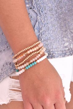 Beaded bracelet set of 5 with gold, turquoise and pink! Stretchy Bead Bracelet Patterns, Stretch Beaded Bracelets Diy, Turquoise And Pink, Brides Babes, Turquoise Bead Bracelet, Bracelets Diy, Bracelet Ideas, Sporty Girls, Beaded Bracelets Diy